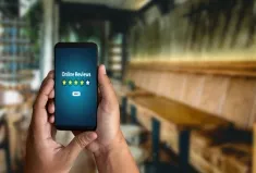 A person gives 5 stars to a restaurant